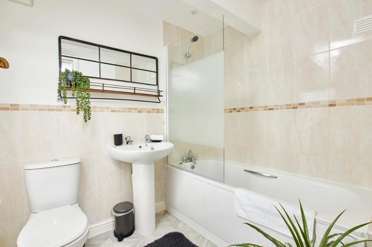 Delven House, Apartment 5 - Self Check-In, Self-Catering Serviced Apartment For East Midlands Airport Castle Donington Ngoại thất bức ảnh